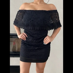 Svart klänning  - Svart klänning med detaljer.  Storlek M  Passar längderna 150cm-155cm 