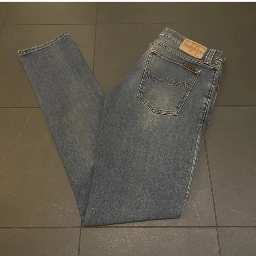  Säljer ett par riktigt snygga Nudie jeans (nästan nya) Stl W31 L34. Nypris på ca 1400 kr, vårat pris endast 350kr exklusive frakt, priset kan diskuteras vid snabb affär. Om ni vill byta eller om ni har några andra funderingar är det bara att skriva!. Jeans & Byxor.