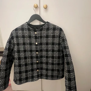 rutig jacka zara - rutig jacka från zara! bra skick, kan finnas några lösa trådar under ärmarna men inget som stör vid användning! 