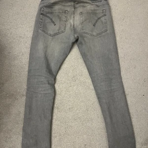 Dondup George - Säljer ett par rå feta ljusgråa Dondop George som tyvärr blivit lite för små för mig. Dem är köpte på NK för ”2999kr” och mycket sparsamt använda. Ser helt nya ut. Kvitto finns även. 