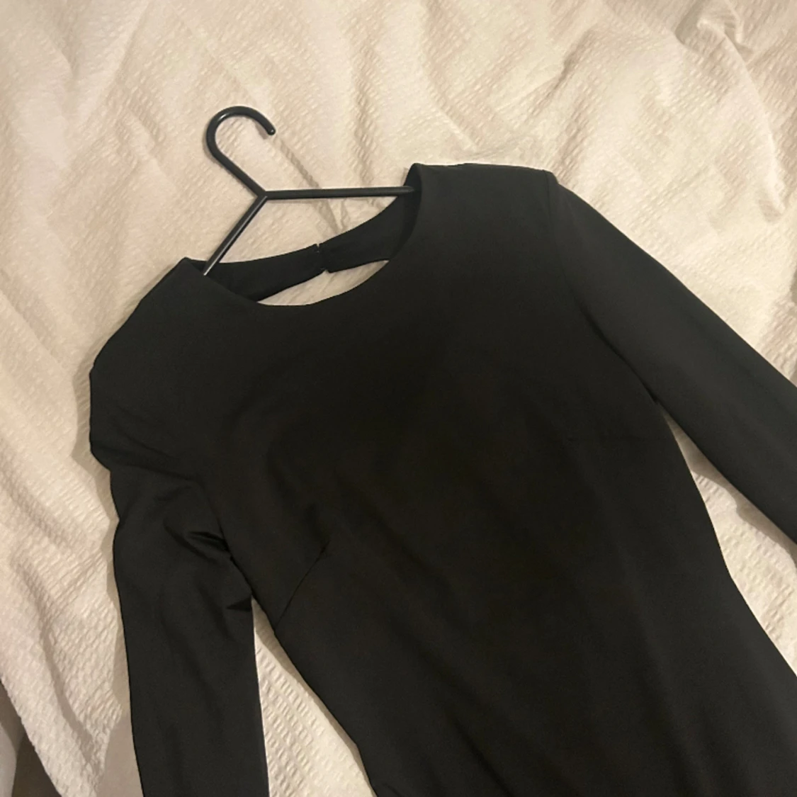 Svart långklänning med öppen rygg och slits bak  - 91