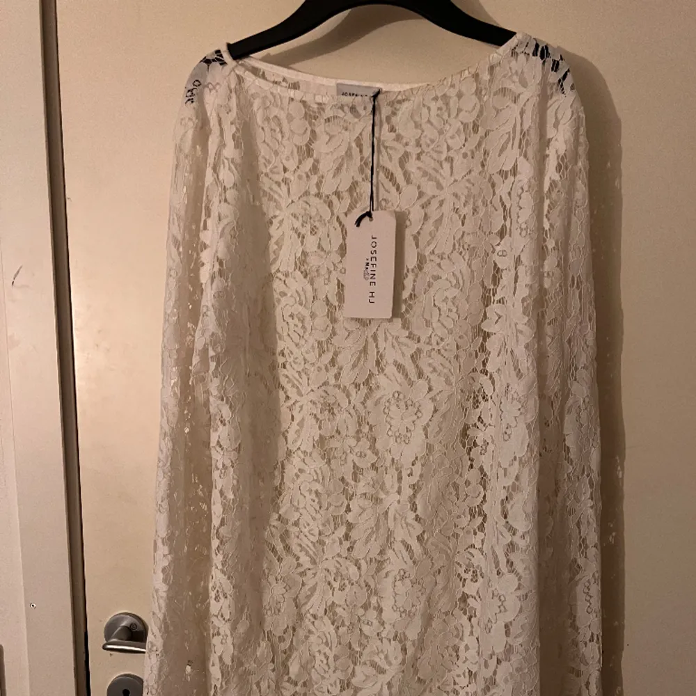 En jättefin kort vit spetsklänning, ej använd. Klänningen är från NA-KD men köpt från Zalando! 🤍. Klänningar.