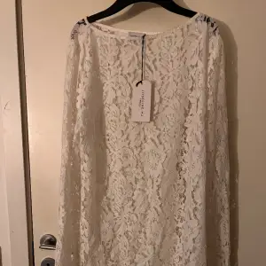 En jättefin kort vit spetsklänning, ej använd. Klänningen är från NA-KD men köpt från Zalando! 🤍