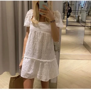 Vit klänning - Säljer denna klänning från H&m! Helt ny🫶🏼🫶🏼Perfa till student eller skolavslutning! Sista bilden är min🩷