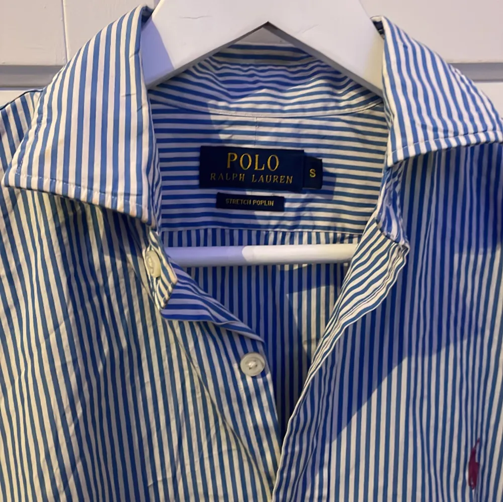 Tja! säljer en ralph lauren skjorta i strl S! köpt för 1899 på nk för ett tag sen men nu kommer den ej till användning. den ör i bra skick men har används en del. Pris kan diskuteras! . Skjortor.