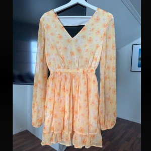 gul klänning - somrig gulblommig klänning med öppen rygg från NAKD💛💛