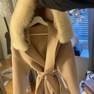 Jätte fin begie kapa med äkta päls! - Använt en gång, säljer denna just för har köpt en samma fast i färgen svart. Original priset= 5500kr  Säljs= 2500