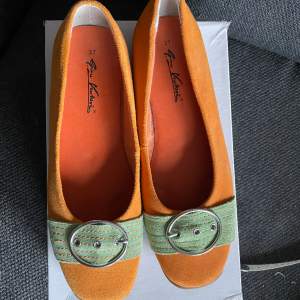 Ballerina skor i orange/grön färg  Använda vid 2 kortare tillfällen och tyvärr är de för små Från Gino Ventori  Dyr inköpspris 