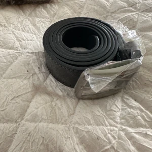 Mocka bälte - Säljer nu mitt helt nya mocka bälte som passar alla. Skriv vid funderingar.☑️