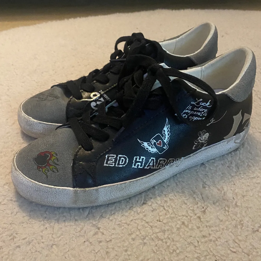 Säljer dessa as coola skor från Ed Hardy❣️ De är i väldigt bra skick❣️. Skor.