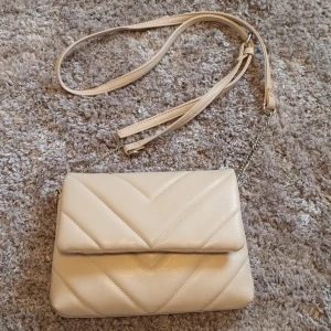 Beige handväska - Fin beige handväska i super bra skick! 