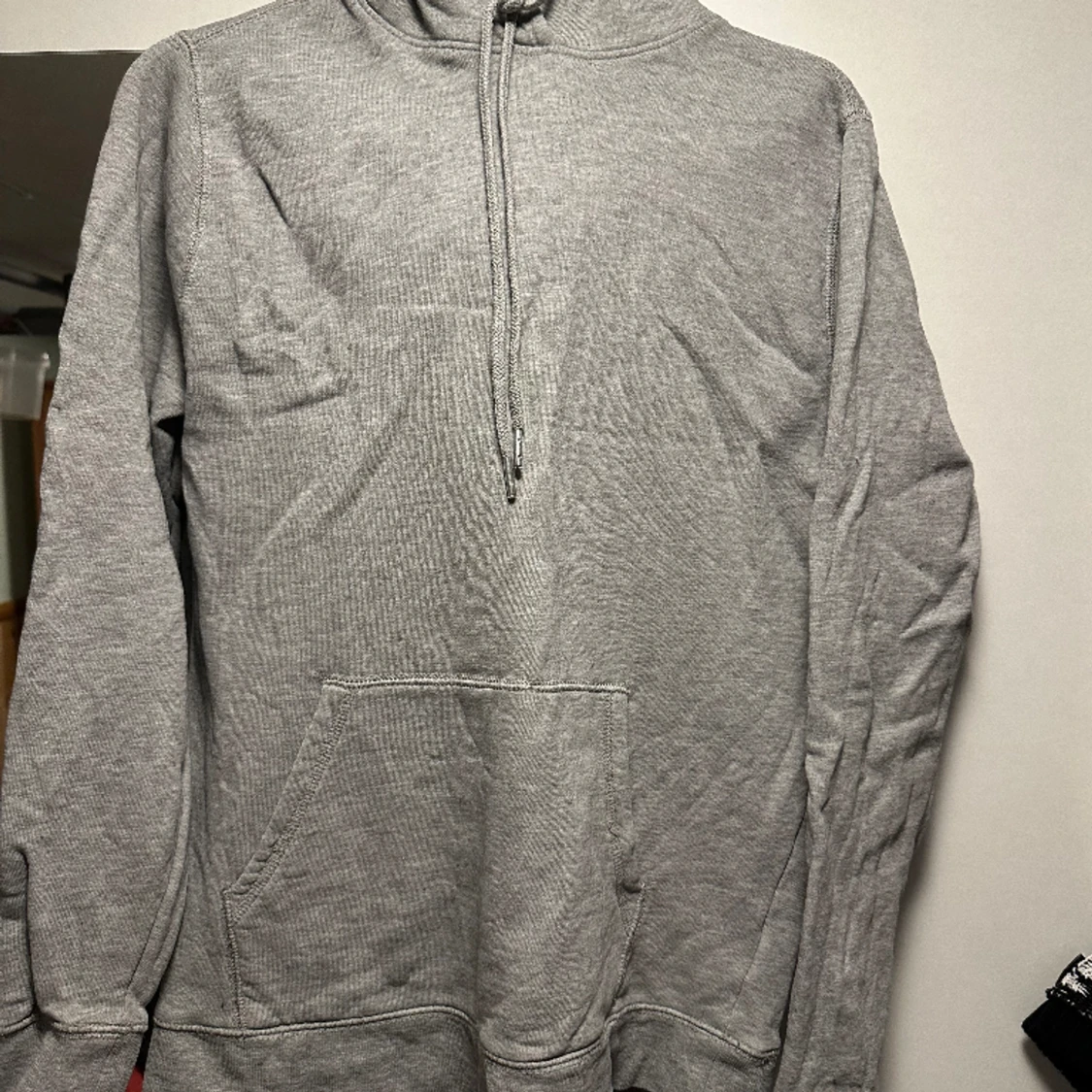 Grå hoodie