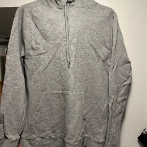Grå hoodie - Hoodie i storlek S från lager 157 skriv vid frågor