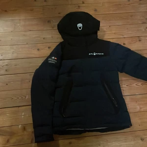 Fin sail racing jacka med många funktioner  - Skicket är som nytt, blå svart, många smarta och coola funktioner, medium i kvinnostorlek. 