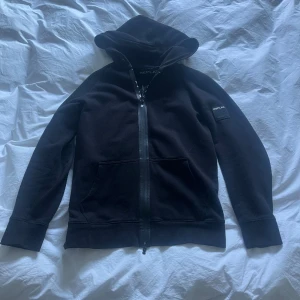 Replay tröjor - 3 skit snygga replay tröjor knappt använda jätte fint skick nypris runt 1500kr alla storlek L 300 st OBS: DOM TVÅ TILL HÖGER ÄR SÅLDA