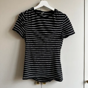Randig t-shirt - Säljer för att den tyvärr inte passar längre. I använt men bra skick. 