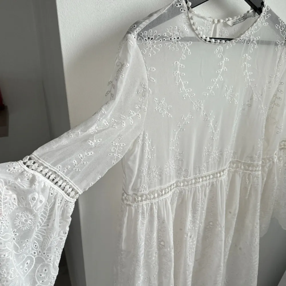 Vit spetsklänning från Zara i storlek M🎀 Skulle säga att klänningen passar S och M. Endast använd 2 gånger. . Klänningar.