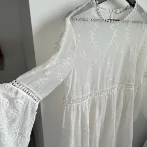 Vit spetsklänning från Zara i storlek M🎀 Skulle säga att klänningen passar S och M. Endast använd 2 gånger. 