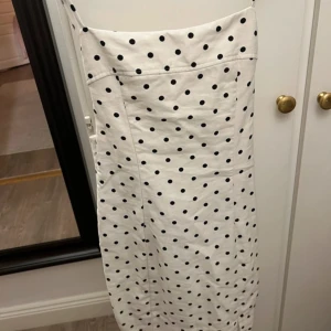 prickig miniklänning öppen rygg  - prickig miniklänning med öppen rygg från hm! knyts i ryggen, sitter tight. nyskick! 