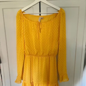 Söt, fin klänning strl 38 - Om inte denna goding får dig på strålande humör så vet jag inte 💛 Säljes i begagnat skick. Kolla gärna in mina andra annonser för samfrakt.