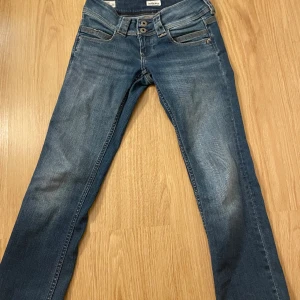 Pepe jeans - Säljer dessa helt oanvända jeansen ifrån pepe jeans då de är förstora. Super fina verkligen!😍😍