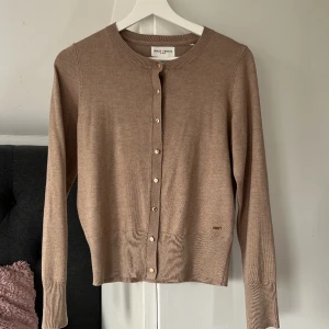 Ljusbrun/beige kofta  - Jättefin stickad kofta från holly&whyte i storlek S. Jättebra skick, knappt använd 💕den är lite ljusare i tonen än vad bilderna visar 
