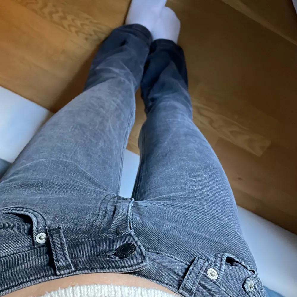 Lågmidjade mörkgrå jeans från lager i strl xxs (short) passar nån som är runt 160 💕 använda typ 3 gånger, nypris 400kr. Jeans & Byxor.