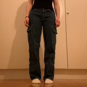 Cargo jeans  - Jättefina raka cargo jeans från mango, väldigt bra skick och inte använda alla mycket. Inköpta för 600 kr. 