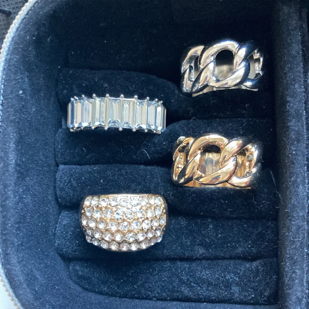 Säljer dem här fina ringar, är aldrig använda💕 85kr för alla ringar              En ring för 25kr  Mått: 18 mm . Accessoarer.