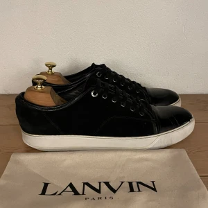 Lanvin skor  - Hej! Säljer nu dessa super populära Lanvin skor. Skorna är i superfint skick 8/10(se bild 2) med skorna medföljer dustbag 