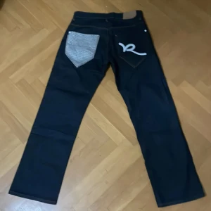 Hard ass rocawear jeans🔥🎃 - Feta rocawear jeans som jag köpte för ett tag sen som aldrig kom till användning o har bara provat dom🤘😔🙏midjemått(42cm rakt över) ytterbenslängd(107cm) innerbenslängd(78cm) benöppning(24cm)🔥 HMU OM DU HAR FLER FRÅGOR OCH PRIS KAN DISKUTERAS💸💸🦅