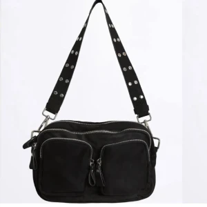 Väska - Säljer denna väskan från gina tricot, inga defekter men använd, bra skick, 150kr + frakt eller prisförslag🥰