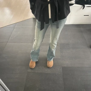 Jeans - Säljer dessa fina jeans från Bershka i storlek 38. Nästintill oanvända då jag använt de ett fåtal gånger! Hör av er vid frågor😊