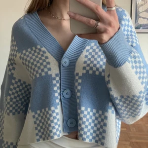 Vit och blå kofta - Säljer denna jätte mjuka och gosiga kofta då den inte kommer till användning. Bara använd ett fåtal gånger och är i perfekt skick