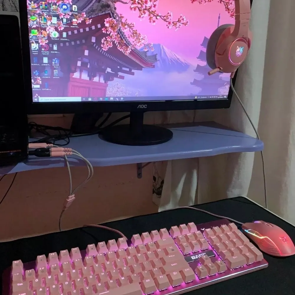 rosa tangentbord (amerikanskt) som lyser rosa! 💘 det finns även olika inställningar på vilken ljusstyrka och mönster som det gör😮‍💨  kopplas till dator med usb! ett bra och billigt tangentbord om det är ditt första!👍😁. Övrigt.