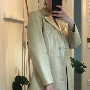 Vårjacka - Snygg skinnjacka till våren. Den är från secondhand men jag har inte använt den. Mycket bra skick❤️