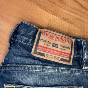 Diesel Jeans - Super trendiga diesel jeans! långmidjade och passar mig som är 1.70 lång! säljer pga att de är en storlek för små för mig. använda kanske 2-3 ggr så de är i princip som nya. köparen står för frakten💙