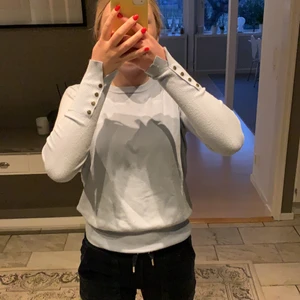 Stickad tröja - Fin stickad tröja från zara med guld knappar på armarna.💕 Ganska liten i storleken, skriv privat för fler bilder! 