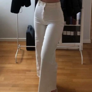 Vita Byxor - superfina vita byxor ifrån zara! sitter otroligt bra men säljer då jag tycker att de är lite för korta på mig, är 170 o går lite över mina fotleder. köparen står för frakten