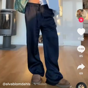 Satinbyxor - Intressekoll på mina satinbyxor från zara som är helt slutsålda!! Bild från Alva Blomdahl💖 perfekta längden och i så marinblå färg!! Slut i alla storlekar och dom är köpta precis så som är alltså helt nya🥰 säljer endast vid bra bud. 💘