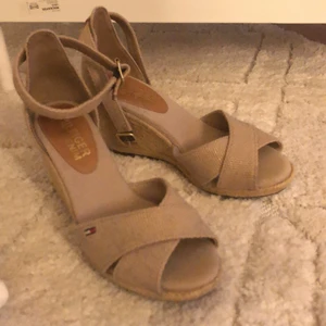 Tommy Hilfiger klackar - Säljer nu mina jättefina Tommy Hilfiger klackar i strl 37. Använda endast en gång därav fint skick!