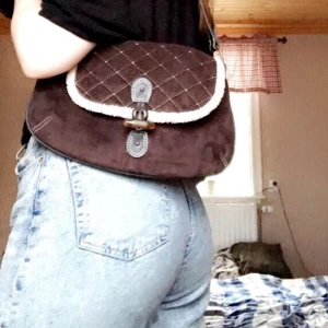 VINTAGE VÄSKA - HELT oanvänd vintage väska från newyork, Köptes 2016 för 650kr och har aldrig använt den utan bara haft den som en s.k prydnad i mitt rum. Den har aldrig haft något i sig. Så den har ingen skada på varken utseende eller insida. Den är brun med vita och lite silvirga detaljer. Mitt pris är 400💓 Plus frakt.