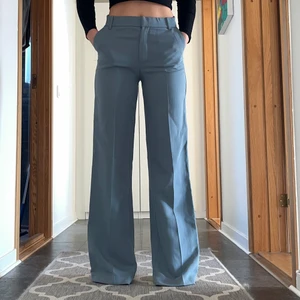 Zara kostymbyxor SLUTSÅLDA 🌟 - ALDRIG ANVÄNDA. Dessa byxor är de snyggaste jag köpt, men dem är tyvärr aaaaalldeles för långa. Jag är 159, dem passar en 165-172 skulle jag nog säga. Dem går även att sy upp. Prislappen är kvar på byxorna och dem är oanvända. Dem går inte längre att köpa! ❤️ passar en 34/36a