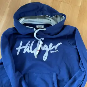 Säljer denna mörkblåa hoodien som inte kommer till användning ❤️