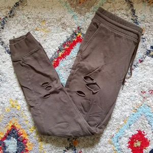 Gröna sweatpants - Mossgröna mysbyxor med slitna detaljer.