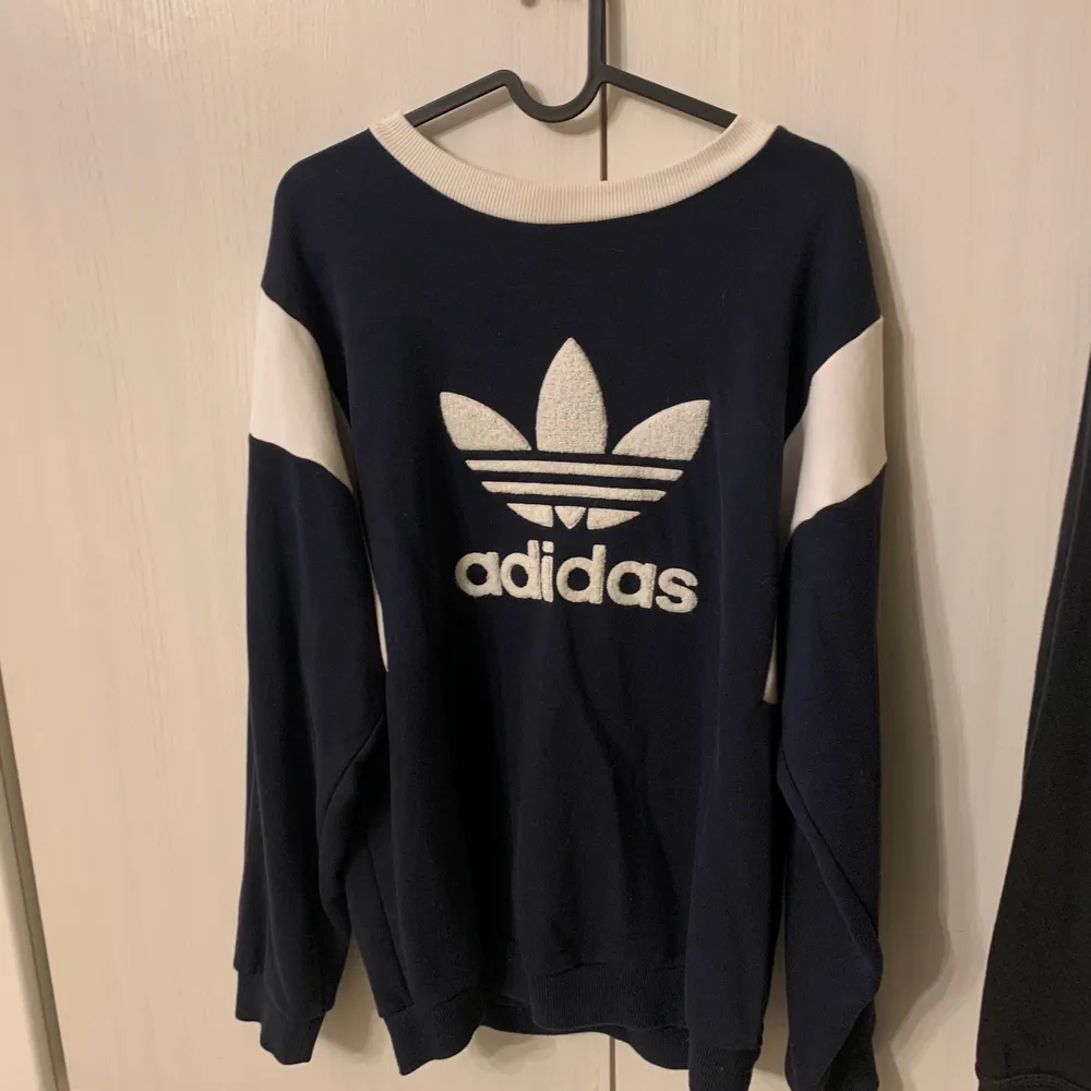 Skön adidas tröja mörkblå/vit. Stl M, nyskick då den mest legat. Tröjor & Koftor.