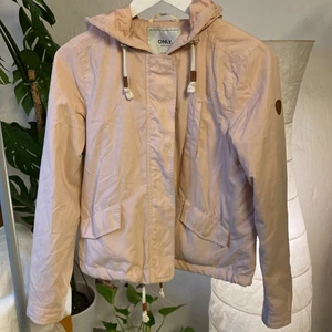 Ljusrosa Jacka - Perfekt vår- och sommarjacka från ONLY,  ljusrosa färg och har huva. Storlek S. 