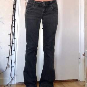 Funderat på att sälja mina only jeans om rätt pris dyker upp, storlek 38/32 och passar mig som är ca 156 cm. Superfint skick och är inte vad jag kan se trasiga någonstans. Kom privat om ni vill ha fler bilder🤍 frakt ingår inte!
