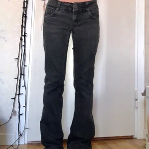 Lågmidjade jeans - Funderat på att sälja mina only jeans om rätt pris dyker upp, storlek 38/32 och passar mig som är ca 156 cm. Superfint skick och är inte vad jag kan se trasiga någonstans. Kom privat om ni vill ha fler bilder🤍 frakt ingår inte!