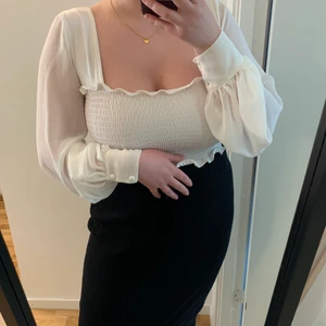 Crop Top från Chiquelle, storlek M - Superfin vit topp från Chiquelle, med smock över brösten och ballongärmar. Använd ett fåtal gånger. Då delen över brösten är mycket stretchig passar den de flesta. Allt från S-L/XL skulle jag säga.